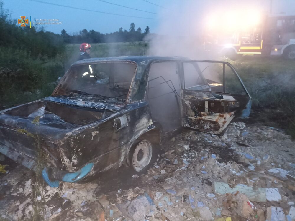 У селі на Львівщині вщент згорів автомобіль. Фото