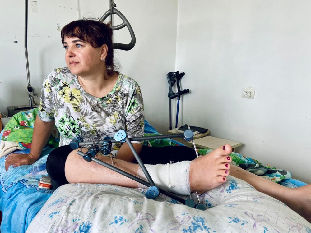 Львівські лікарі допомагають пораненій з Авдіївки, у будинок якої 4 рази прилітали ракети