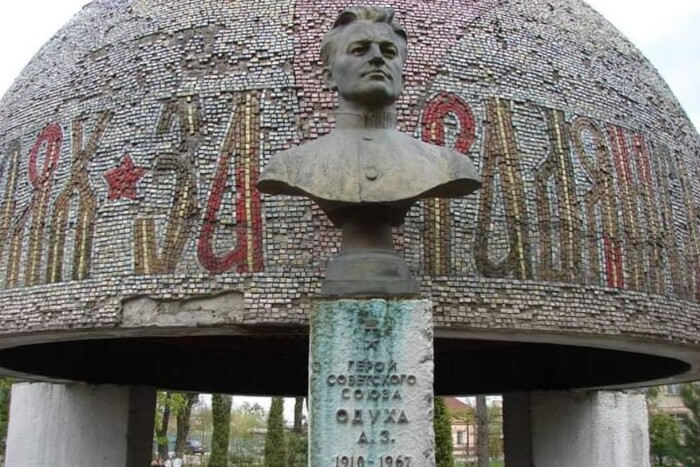 Влада міста на Хмельниччині відмовилася зносити пам’ятник співробітнику НКВС