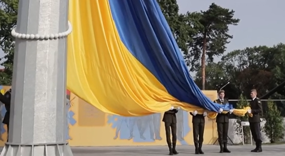 У Львові підняли український прапор на найвищому стяготримачі. Відео