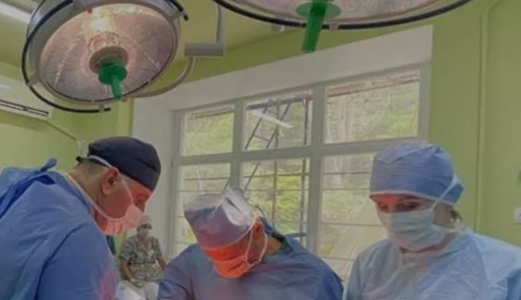 Львівські та харківські медики виконали надскладну операцію на хребті 16-річній дівчині