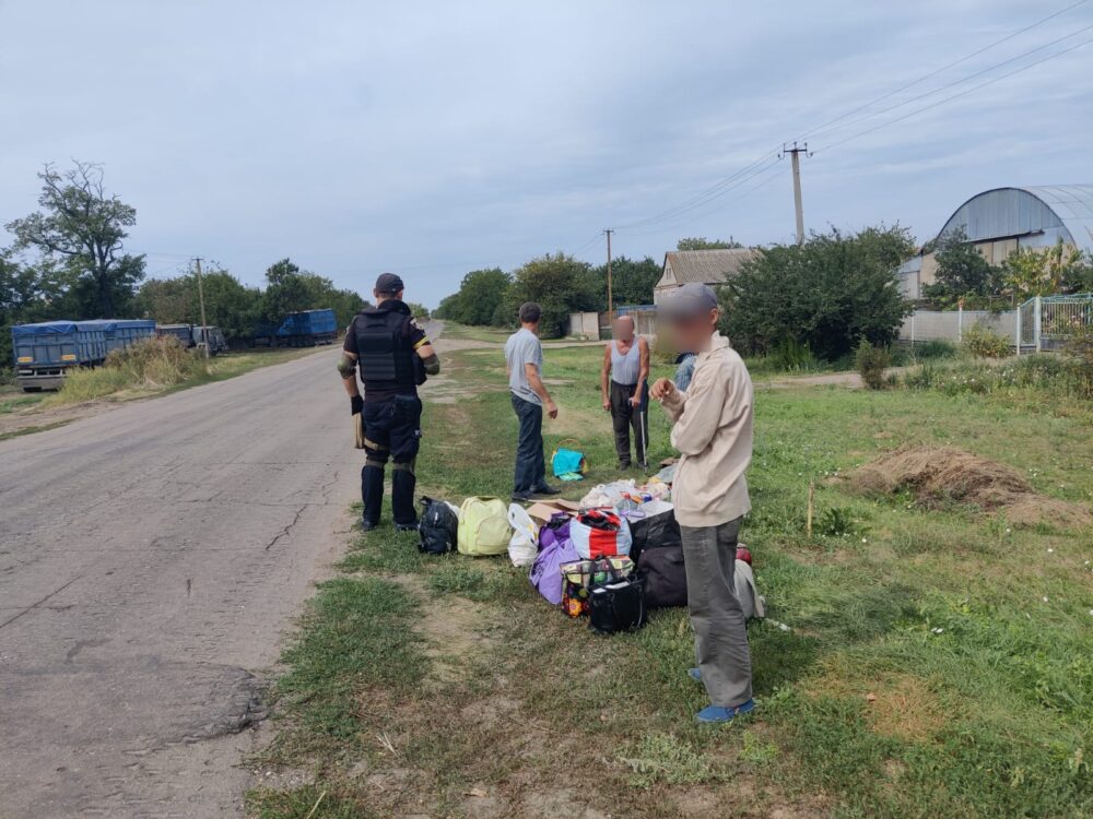 Пішки та вбрід під обстрілами: у Херсонській області пенсіонери самостійно вийшли з окупації