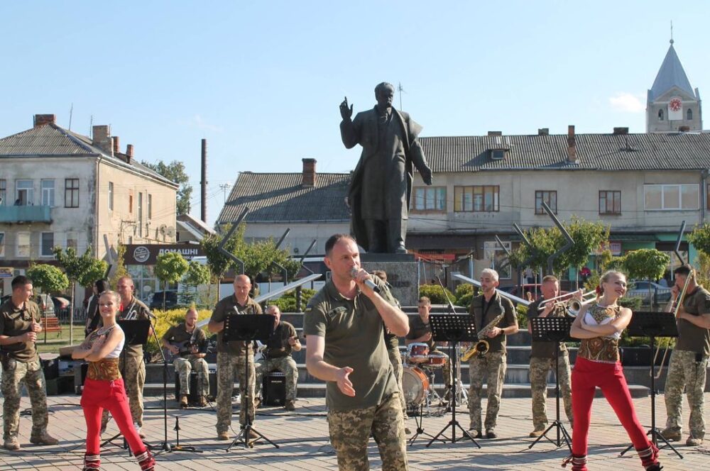 У Мостиськах, що на Львівщині, відбувся концерт військового оркестру. Фото