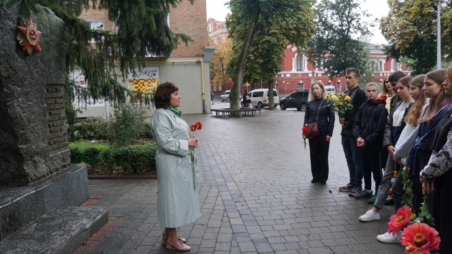 На Полтавщині діти клали квіти до пам’ятника з радянською символікою