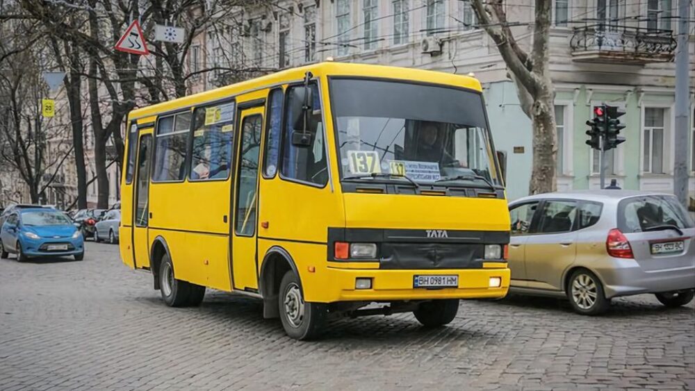 В Одесі пасажири маршрутки затримали жінку, яка знімала військовий об’єкт