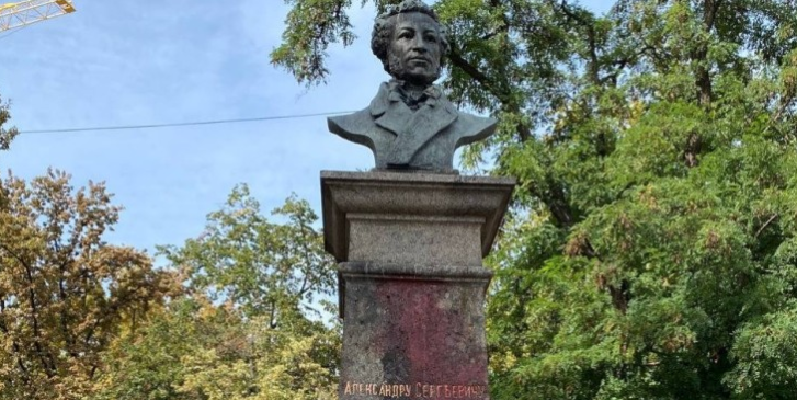 У Харкові пам’ятник Пушкіну облили “кров’ю”