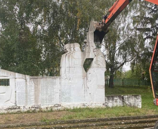 На Львівщині демонтували ще один пам’ятник радянським солдатам