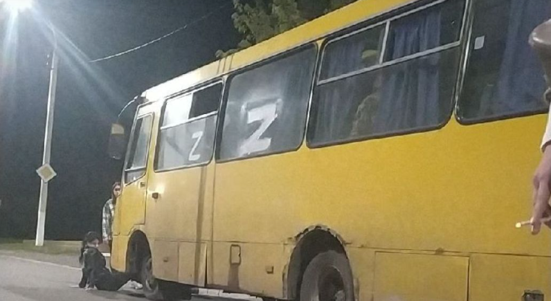 На Луганщині жінки лягли під автобус з “мобілізованими” чоловіками, щоб не відпустити їх на фронт