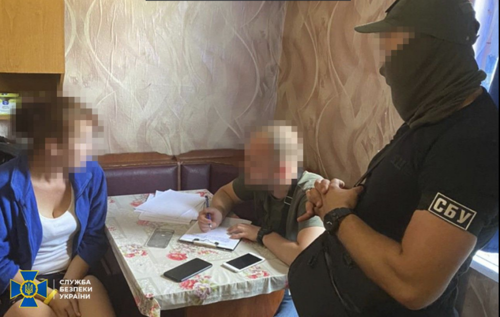 Дружина українського військового “зливала” російським спецслужбам координати ЗСУ