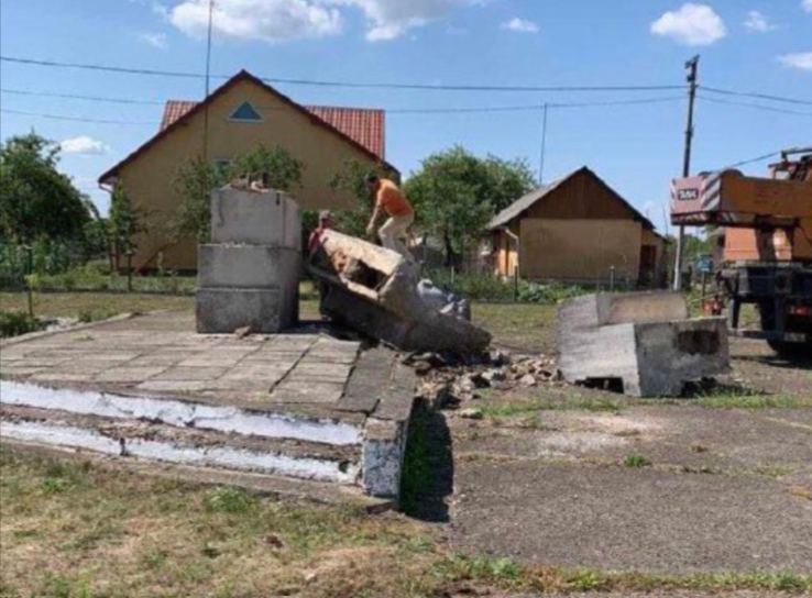 На Львівщині у низці сіл демонтували пам’ятники тоталітарного режиму
