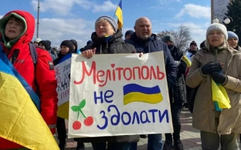 Більшість українців вважають жертвами обставин тих, хто залишився під тимчасовою окупацією