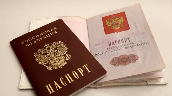 Кабмін погодив ідею карати держслужбовців за нав’язування паспорта РФ