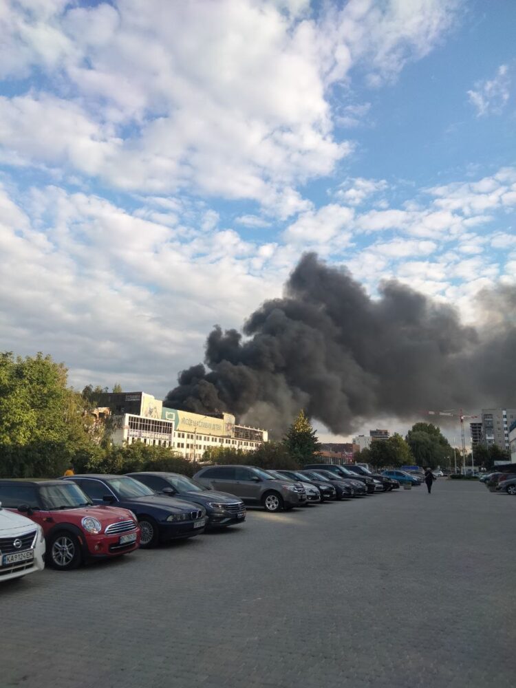 У Львові трапилася масштабна пожежа на території автобусного заводу. Фото