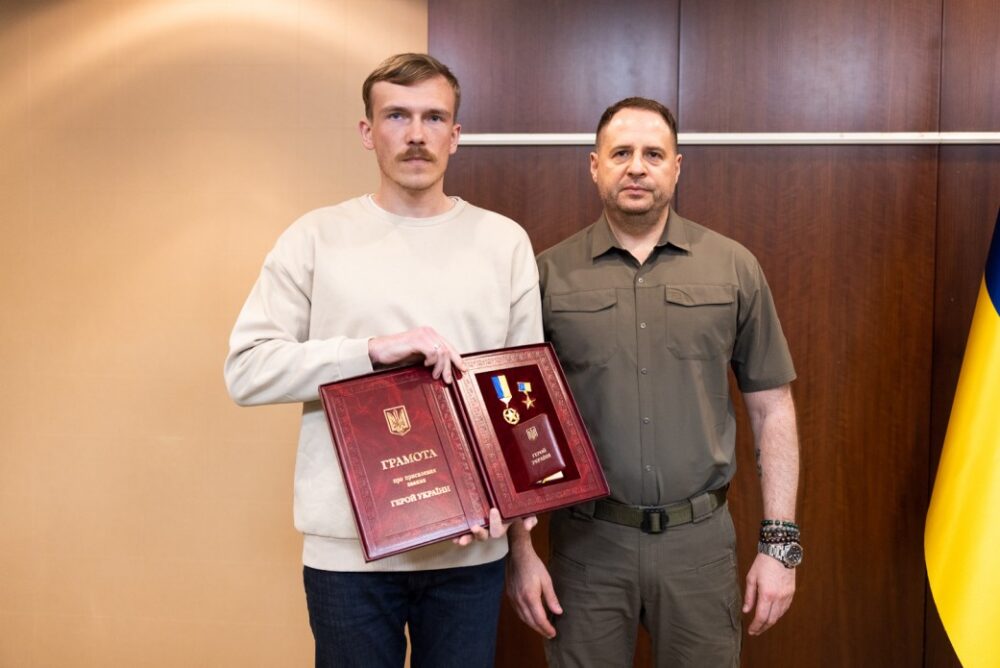 П’ятьом командирам з “Азовсталі” присвоїли звання Героїв України та вручили ордени. Фото