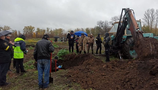На Харківщині розпочали ексгумацію на місці масового поховання військових
