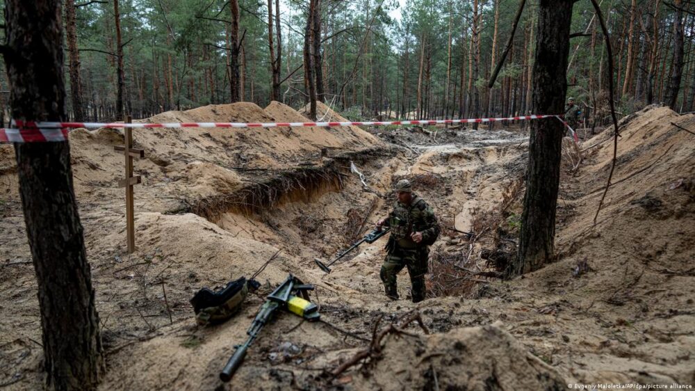 Росіяни замінували майже всі місця масових поховань українців