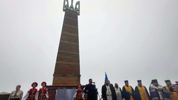 У Мукачівському замку “Паланок” замість угорського турула встановили герб України