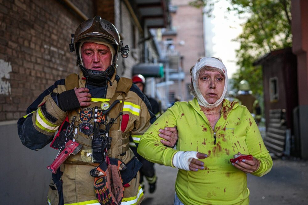 Внаслідок ракетної атаки в Україні спалахнули 30 пожеж, відомо про 9 загиблих. Фото