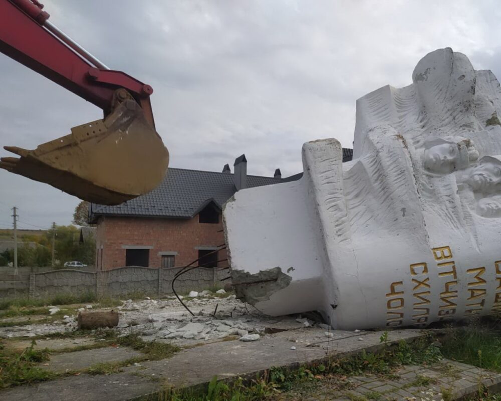 Ще чотири пам’ятники радянським солдатам демонтували на Львівщині