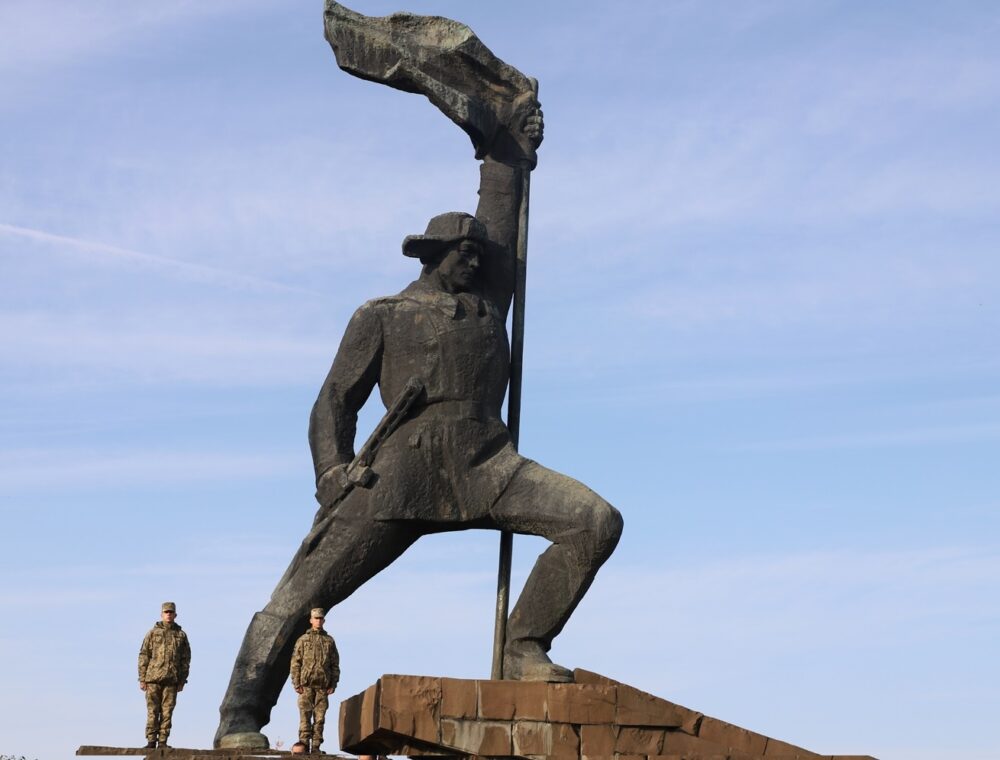 На Закарпатті демонтують величезний радянський пам’ятник