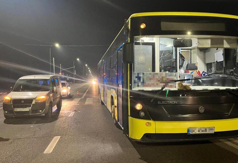 У Львові автобус наїхав на пішохода