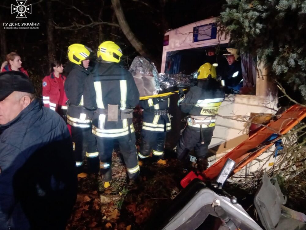 На Івано-Франківщині автобус в’їхав в дерево, є постраждалі