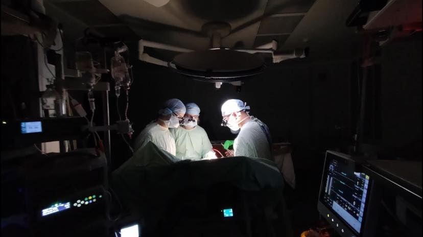 У Львові лікарі в напівтемряві провели операцію на серці