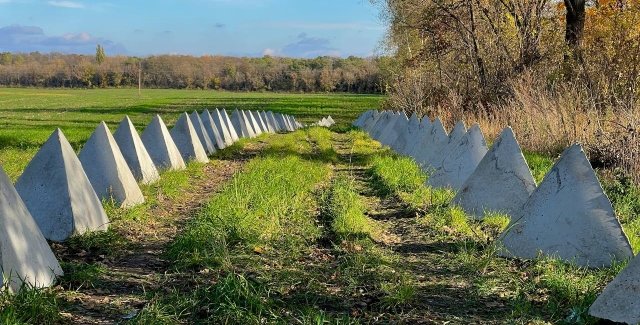 Російські військові будують лінію оборони довкола окупованого Маріуполя