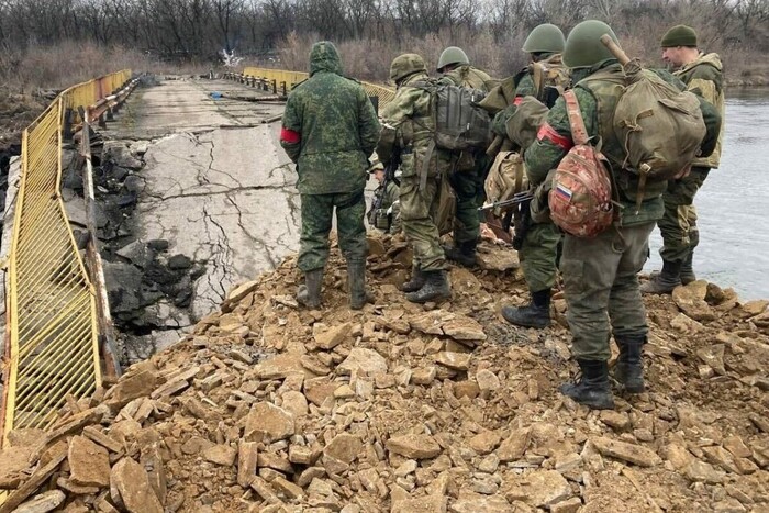 Війська РФ залишають облаштовані рубежі на лівому березі Дніпра і просуваються вглиб на 15-20 км