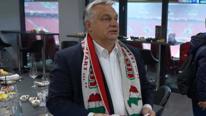 У Румунії відреагували на скандальний шарф Орбана з “Великою Угорщиною”