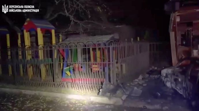 Росіяни обстріляли житловий район Херсона, є чотири загиблі