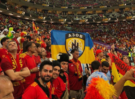 Представники ФІФА вилучили в іспанських фанатів прапор полку “Азов”, який ті розгорнули на трибунах ЧС-2022