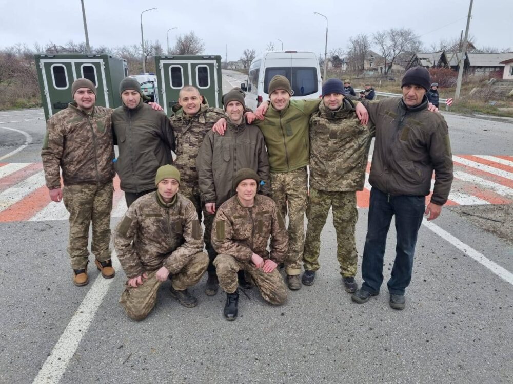 Україна повернула з полону ще 12 українців, серед них захисники Маріуполя, ЧАЕС та Зміїного