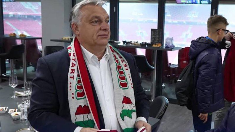 Україна відреагувала на шарф угорського прем’єра із зображенням Угорщини з українськими територіями