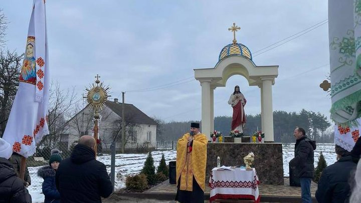 На Львівщині замість пам’ятника комуністам поставили статую Ісуса Христа