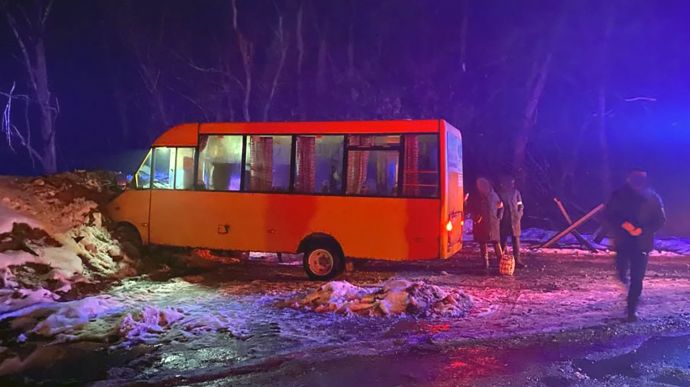 Маршрутка в’їхала в блокпост біля Чернігова, 8 постраждалих