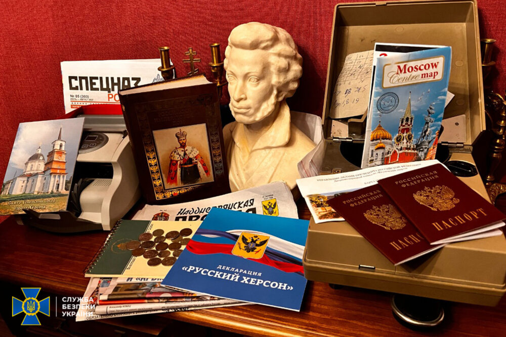 У єпархіях УПЦ (МП) виявили російські паспорти та прапори “Л/ДНР”