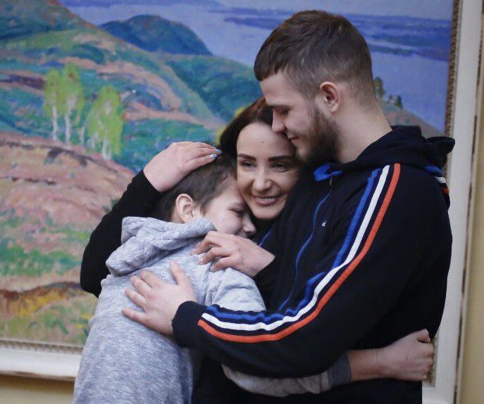 Україна повернула двох дітей, яких росіяни утримували в окупації та у РФ