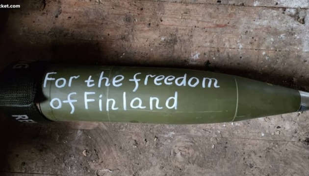 Фінський депутат замовив напис на українському артилерійському снаряді