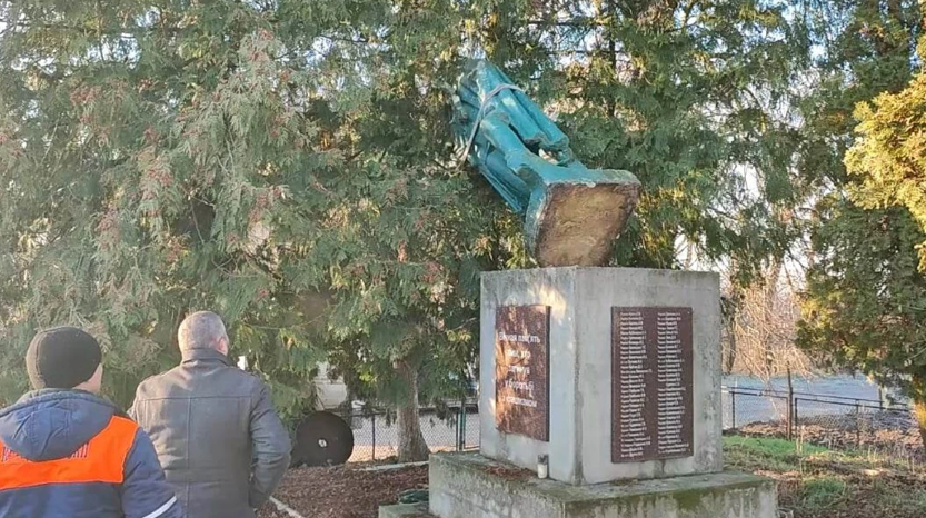 На Львівщині демонтували пам’ятник радянському солдату
