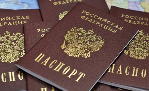 Депортованим українцям роздають російські паспорти