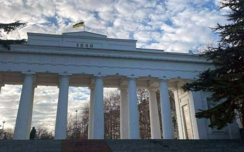 У Севастополі партизани встановили прапор України