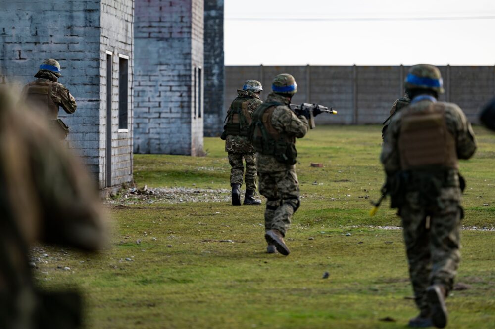 Українські бійці вчаться у Британії вести міські бої. Фото