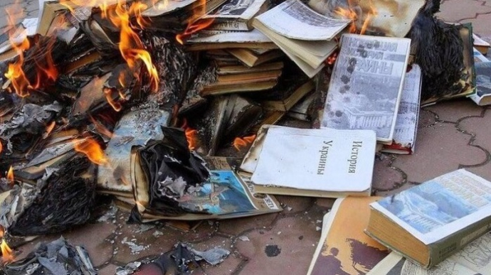 На окупованих територіях росіяни вилучають і спалюють українські книги