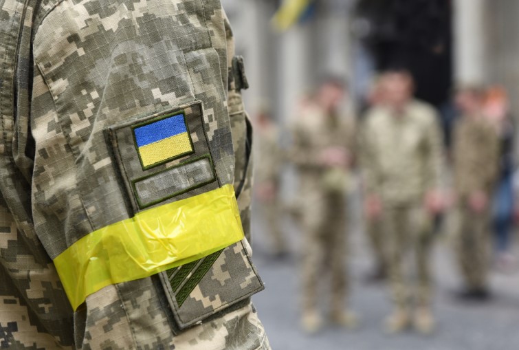 На фронті Україну захищають приблизно 10 тис. жителів Криму