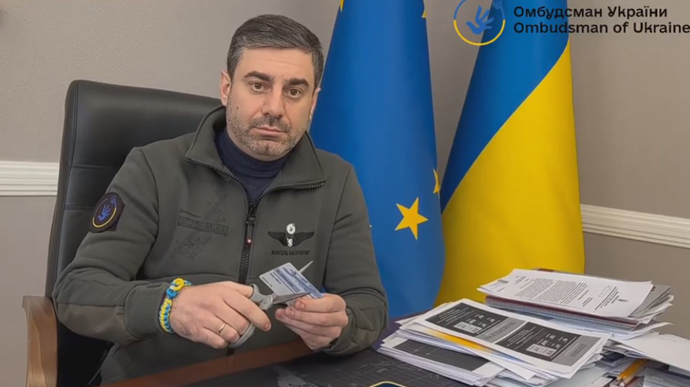 Український омбудсмен порвав членський квиток Європейського інституту на знак протесту