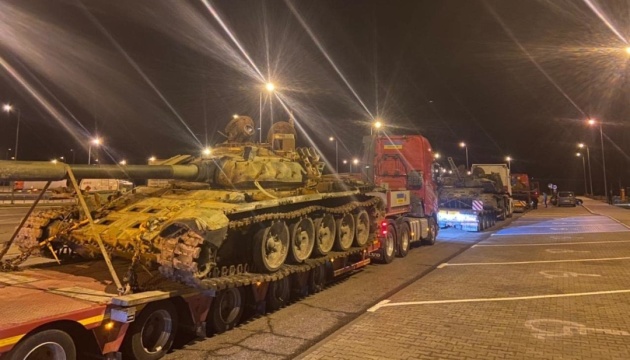 У чотирьох країнах в річницю вторгнення в Україну покажуть трофейні російські танки