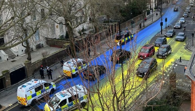 У Лондоні біля посольства рф намалювали величезний український прапор