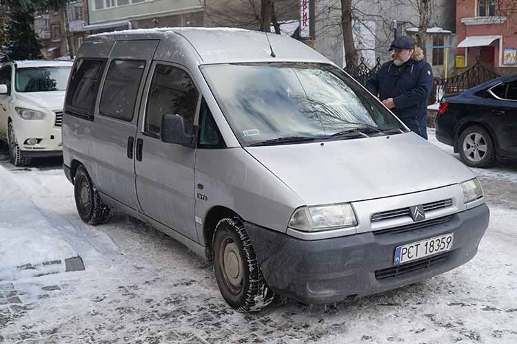 Волонтери передали авто спецпризначенцям тернопільської поліції