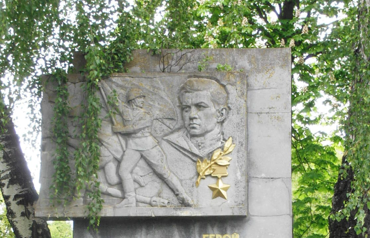 На Франківщині демонтують пам’ятник на могилі героя СРСР